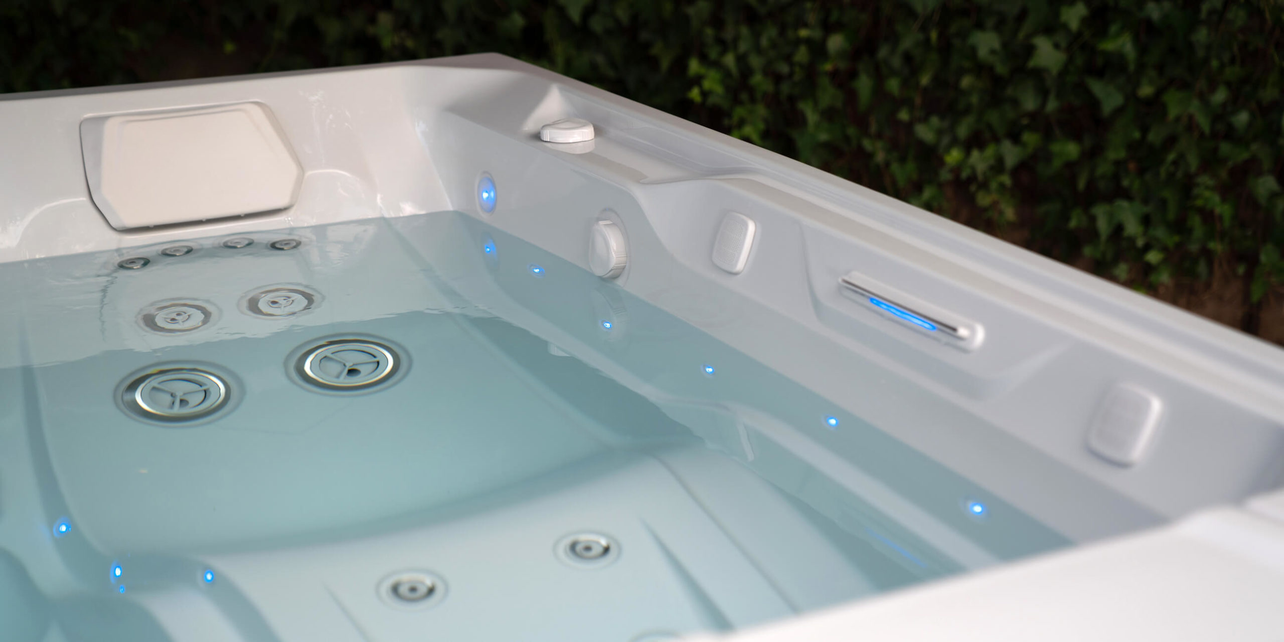 hot-spring-spas-limelight-collection-page-cspot-lifestyle-spa-interior-details-1-scaled